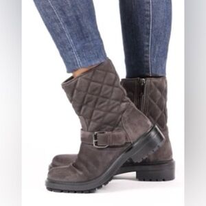 NEW w/o box Aquatalia Leva Quilted Suede Ankle Bootie Women's Size 5.5